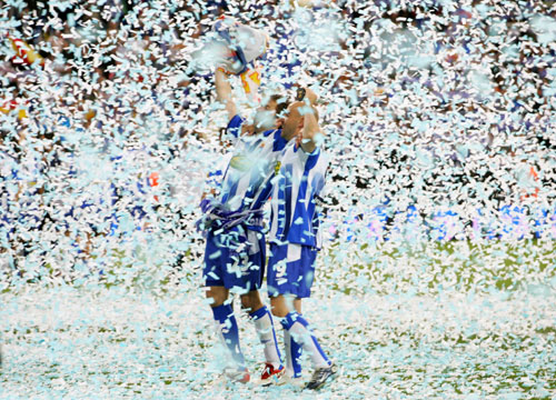 Espanyol's Raul Tamudo (L) and Ivan de la Pena celebrate 