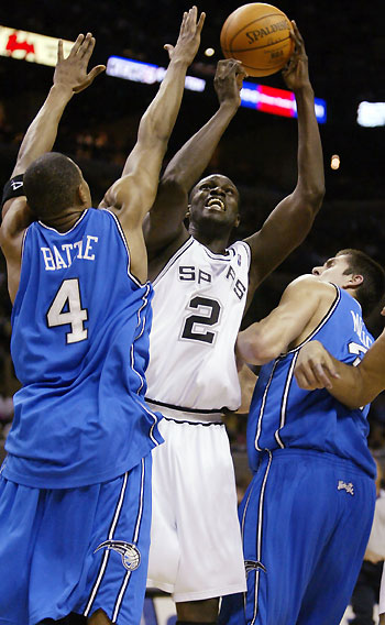  Nazr Mohammed (C) tries to go to the basket against Orlando Magic forwards Tony Battie (