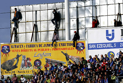 Spectators watch Real Madrid's Spanish first division soccer match against Getafe at the Coliseum Alfonso Perez stadium in Madrid April 16, 2006. The match finished in a 1-1 draw. [Reuters]