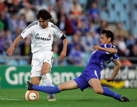 Getafe's Manuel Tena (R) tries to stop Real Madrid's Raul during their Spanish first division soccer match at Madrid's Coliseum Alfonso Perez 