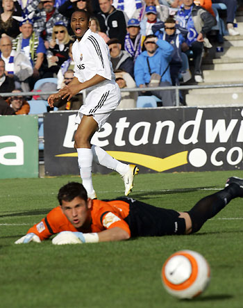 Madrid's Robinho (rear) of Brazil 