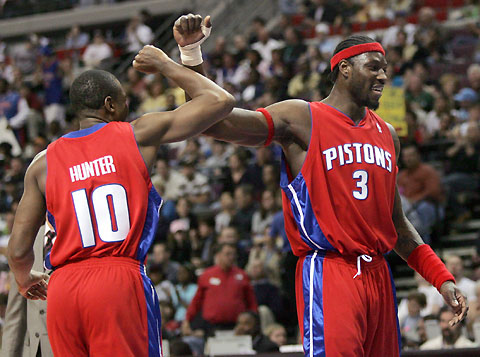 Lindsey Hunter (L) and center Ben Wallace
