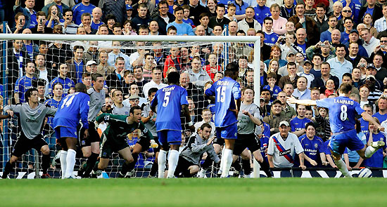 Frank Lampard (R) takes a free kick against Everton during 