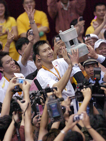 Guangdong Baomashi center Yi Jianlian lifts the Chinese Basketball Association(CBA) trophy as his team cruise to their third consecutive league championship with a 88-81 victory over final opponents Bayi Rockets in Game V. [Xinhua] 