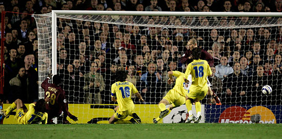 Arsenal's Kolo Toure (2nd L) scores against Villarreal during the first leg of their Champions League semi-final soccer match at Highbury 
