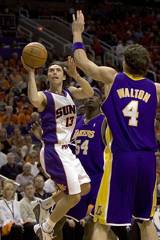 Phoenix Suns guard Steve Nash (13) drives past Los Angeles Lakers center Kwame Brown (54) and forward Luke Walton (4) in first quarter NBA action in Phoenix, Arizona April 23, 2006. [Reuters]