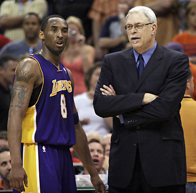 Los Angeles Lakers guard Kobe Bryant (L) and head coach Phil Jackson talk during a Phoenix Suns free throw during fourth quarter action in Game One of their first round NBA Western Conference playoff game in Phoenix, Arizona, April 23, 2006. Phoenix won 107-102. [Reuters]