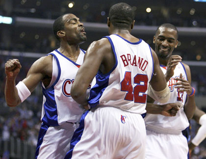 Los Angeles Clippers Elton Brand (C) is congratulated by teammates Cuttino Mobley (L) and Quinton Ross after scoring against the Denver Nuggets during game 2 of the NBA Western Conference first round playoff series in Los Angeles, April 24, 2006.