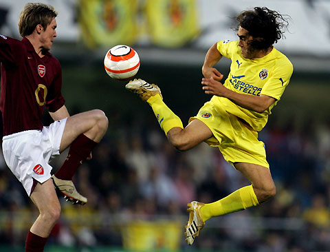 Arsenal's Alexander Hleb (L) and Villarreal's Juan Pablo Sorin battle for the ball during the second leg of their Champions League semi-final soccer match at el Madrigal stadium in Villarreal April 25, 2006. [Reuters