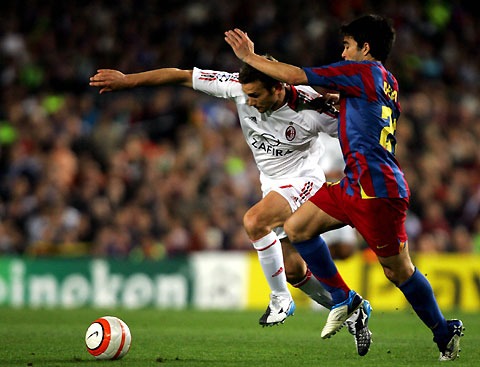 Barcelona's player Deco (L) fights for the ball against AC Milan's Andriy Shevchenco during the second leg of their Champions League semi-final match at Nou Camp Stadium in Barcelona, Spain, April 26, 2006. [Reuters]