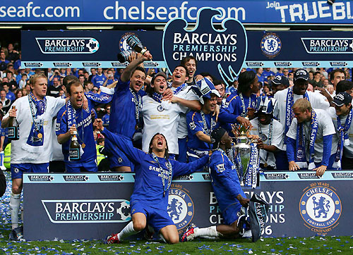 Chelsea players celebrate winning the English Premier League after their soccer match against Manchester United at Stamford Bridge in London, April 29, 2006. [Reuters]