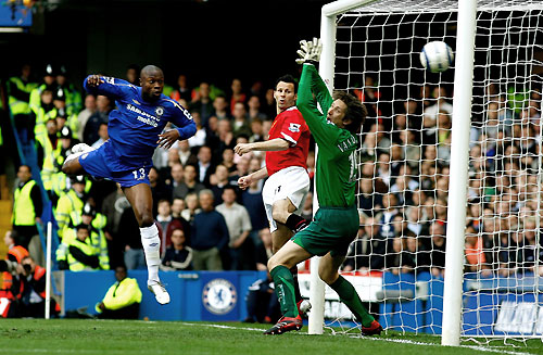 Chelsea's William Gallas (L) scores past Manchester United's goalkeeper Edwin Van der Sar (R) as Ryan Giggs looks on (C) during their English Premier League soccer match at Stamford Bridge in London April 29, 2006. [Reuters]