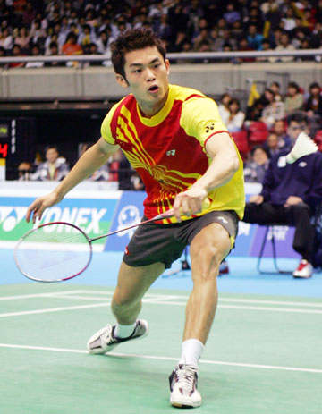 World number one Lin Dan of China returns the shuttlecock to Denmark's Peter Gade in their finals match of the Thomas Cup badminton tournament in Tokyo May 7, 2006. Lin won the match.