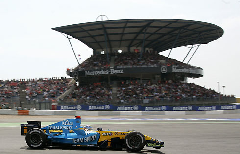 Renault Formula One driver Fernando Alonso of Spain speeds his car during the European Grand Prix at the Nuerburgring racing circuit in western Germany May 7, 2006. [Reuters