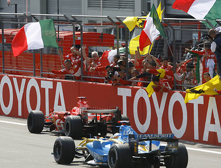 Fernando Alonso (L) of Renault, winner Ferrari F1 driver Michael Schumacher of Germany and his third place
