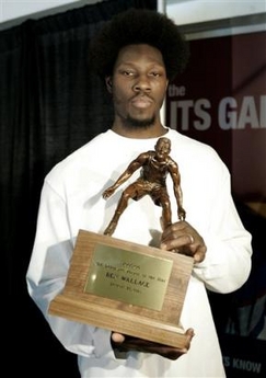 Detroit Pistons center Ben Wallace holds his 2005-2006 NBA Defensive Player of the Year award in Auburn Hills, Mich., Monday, May 8, 2006. This marks the fourth time in five years that Wallace has won the basketball defensive award.