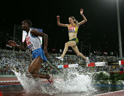 Donna Macfarlane of Australia (R) and Salome Chepchumba of Kenya compete in the women's 3000 metres steeplechase during the Super Grand Prix in Doha May 12, 2006.[Reuters]