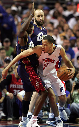 Detroit Pistons forward Tayshaun Prince (R) drives against Cleveland Cavaliers guard Ronald Murray