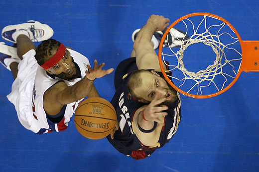 Detroit Pistons Richard Hamilton (L) battles Cleveland Cavaliers Zydrunas Ilgauskas (R) 