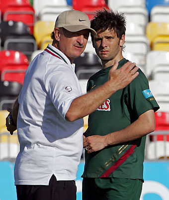 Maniche Ribeiro of Chelsea (R) listens to Brazilian coach Luiz Felipe Scolari 