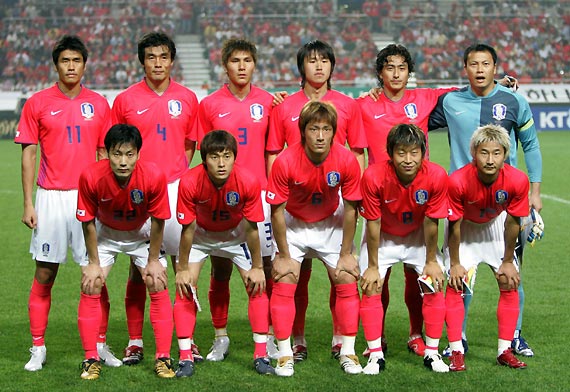 South Korea's (top row L to R) Seol Ki-hyeon, Choi Jin-cheul, Kim Dong-jin, Lee Ho, Ahn Jung-hwan, Lee Woon-jae, (bottom row L to R) Song Chong-gug, Baek Ji-hoon, Kim Jin-Kyu, Kim Do-heon and Lee Chun-soo pose before a friendly soccer match at the Seoul World Cup stadium May 23, 2006. [Reuters] 