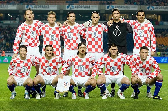 Team photo Croatia (Top L-R) Josip Simunic, Stjepan Tomas, Jerko Leko, Dado, goalkeeper Tomislav Butina, Marko Babic, (Bottom L-R) Darijo Srna, Niko Kranjcar, Niko Kovac, Bosko Balaban and Robert Kovac in Coimbra November 12, 2005. [Reuters]