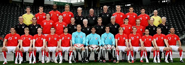 Switzerland's national soccer team with (front row L-R) Philipp Degen, Christoph Spycher, Ludovic Magnin, Alexander Frei, Raphael Wicky, Fabio Coltorti, Pascal Zuberbuehler, Diego Benaglio, Johann Vogel, Patrick Mueller, Ricardo Cabanas, Daniel Gygax and Johan Vonlanthen (middle row L-R) Christian Meissgeier, Ruedi Roder, Marco Streller, Philippe Senderos, Pierreluigi Tami, coach Jakob Kuhn, Michel Pont, Erich Burgener, Tranquillo Barnetta, Mauro Lustrinelli, Cuno Wetzel and Roland Grossen (back row L-R) Daniel Griesser, Xavier Margairaz, Johan Djourou, Valon Behrami, Martin Suter, Fredy Haener, Jean-Benoit Schuepach, Stephane Grichting, David Degen, Blerim Dzemaili and Stephan Meyer pose for a team photograph during a photo-call at the Stade de Suisse Wankdorf stadium in Berne, Switzerland, May 22, 2006. [Reuters]