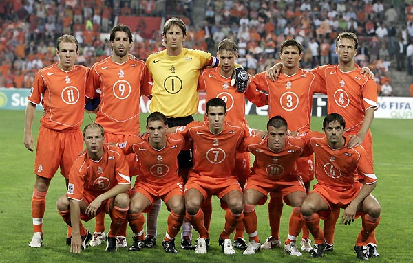 (Top Row L-R) The Netherlands players Arjen Robben, Ruud van Nistelrooy, Edwin van der Sar, Theo Lucius, Khalid Boulahrouz and Barry Opdam. (Bottom Row L-R)Tim de Cler, Wesley Sneijder, Robin van Persie, Rafel van der Vaart and Phillip Cocu pose for a team photo before an international World Cup qualifier in Eindhoven, September 7, 2005. [Reuters]