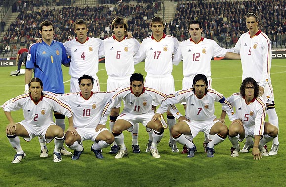 Spain national soccer team players before 2006 World Cup European zone Group Seven qualifier in Brussels, October 8, 2005. (Back L-R) Iker Casillas, Carlos Marchena, David Albelda, Joaquin Sanchez, Antonio Lopez, Fernando Torres. (Front L-R) Michel Salgado, Xavi Hernandez, Vicente Rodriguez, Raul Gonzalez, Carlos Puyol. [Reuters]