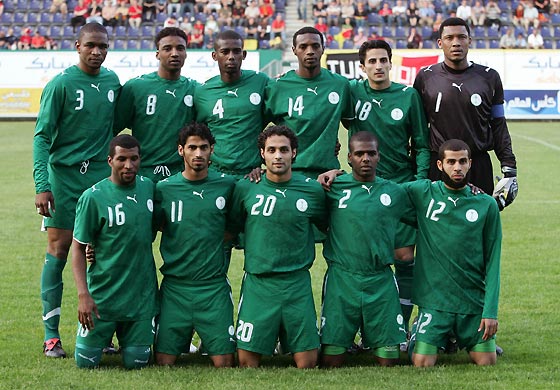 Saudi Arabia national soccer team pose before their friendly soccer match at Wagner and Partners stadium in Sittard May 11, 2006. [Reuters]