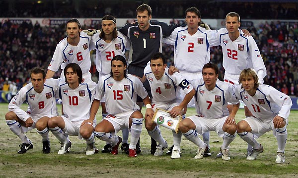 Czech national soccer team November 12, 2005. Upper row L-R, Marek Jankulovski, Tomas Ujfalusi, Petr Cech, Zdenek Grygera and David Rozehnal. Lower row L-R, Karel Poborsky, Tomas Rosicky, Milan Baros, Tomas Galasek, Vladimir Smicer and Pavel Nedved. [Reuters]