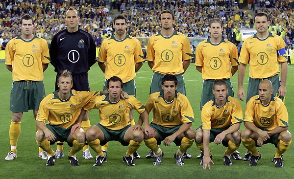 Australian soccer team members (L-R REAR) Brett Emerton, Mark Schwarzer, Tony Vidmar, Tony Popovic, Scott Chipperfield, Mark Viduka (L-R FRONT) Vincent Grella, Lucas Neill, Tim Cahill, Jason Culina and Marco Bresciano pose before the second World Cup qualifying tie at Stadium Australia in Sydney November 16, 2005. [Reuters]