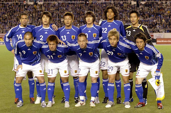 Team of Japan, (front L-R) Naohiro Takahara, Yuichi Komano, Hidetoshi Nakata, Junichi Inamoto, Tsuneyasu Miyamoto (back L-R) Alessandro Santos, Makoto Tanaka, Atsushi Yanagisawa, Shunsuke Nakamura, Yuji Nakazawa, Yoshikatsu Kawaguchi before an international friendly in Tokyo, November 16, 2005. [Reuters]