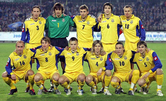 Ukraine's national soccer team players (L-R) front: Sergiy Nazarenko, Ruslan Rotan, Oleh Husyev, Anatoliy Tymoshchuk, Andriy Voronin, Oleg Shelaev. (L-R) back: Sergiy Fedorov, Oleksandr Shovkovskyi, Andriy Shevchenko, Andriy Rusol, V'yacheslav Shevchuk October 8, 2005. [Reuters]