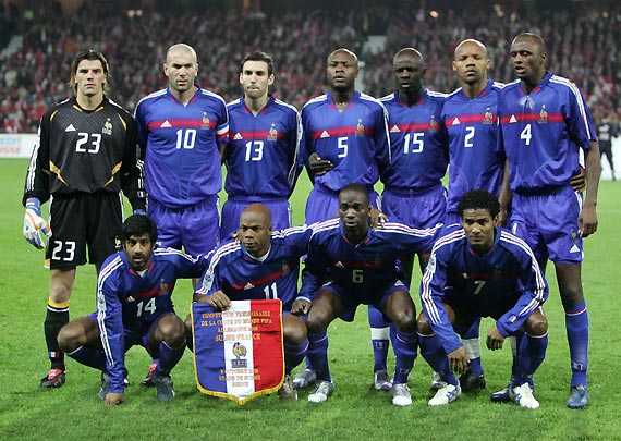 France national soccer team players (back row L-R) Gregory Coupet, Zinedine Zidane, Anthony Reveillere, William Gallas, Lilian Thuram, Jean-Alain Boumsong and Patrick Vieira, (front row L-R) Vikash Dhorasoo, Sylvain Wiltord, Claude Makelele and Florent Malouda pose at the Stade de Suisse Wankdorf stadium in Berne October 8, 2005. [Reuters]