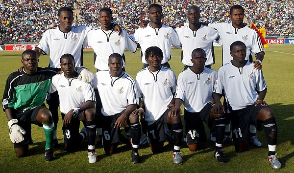 Ghana's soccer team poses before their World Cup qualifier against South Africa in Johannesburg, June 18, 2005. Players are: Top (L-R) Michael Essien, John Pantsil, John Mensah, Stephen Appiah, Gabriel Issah. Bottom (L-R) George Owu, Frimpong Asamoah, Daniel Edusei, Kingston Laryea, Matthew Amoah, Sulley Ali Muntari. [Reuters]