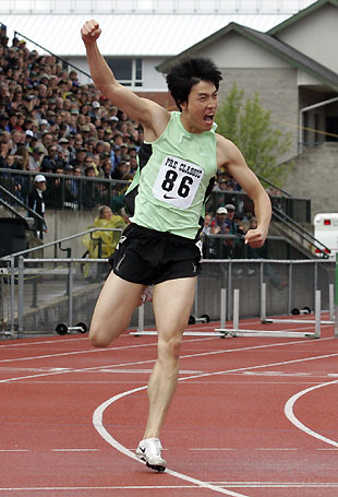 Liu Xiang (C) of China leads during the men's 110m hurdles at the Prefontaine Classic in Eugene, Oregon, May 28, 2006. Liu Xiang 