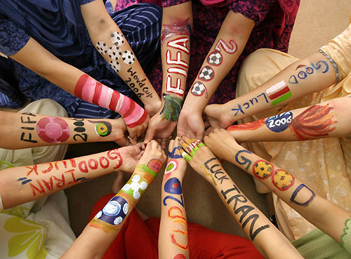 Pakistani girls show their painted hands, a day before the start of soccer world cup, in Multan, Pakistan June 8, 2006. [Reuters]