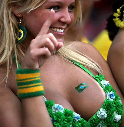 A Brazilian soccer fans dances during a training session of Brazilian team in Offenbach June 8, 2006. [Reuters]