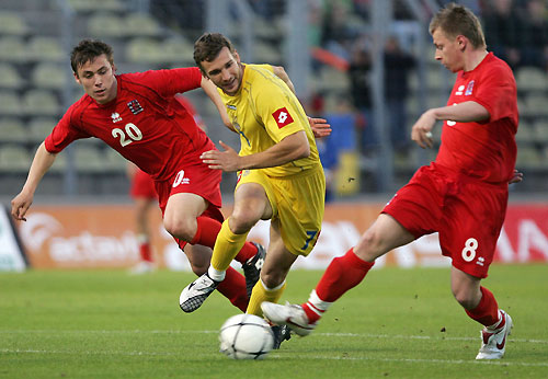 Ukraine's Andriy Shevchenko fights for the ball with Luxembourg's Tom Schnell (L) and Alphonse Leweck (R) during an international friendly soccer match at the Josy Barthel stadium in Luxembourg June 8, 2006.