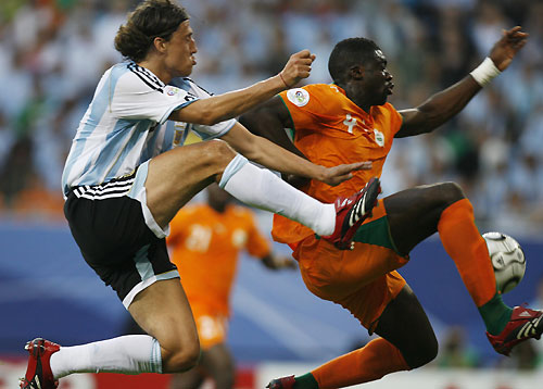 Argentina's Hernan Crespo (L) and Ivory Coast's Kolo Toure fight for the ball during their Group C World Cup 2006 soccer match in Hamburg June 10, 2006.