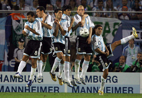 Argentina's (L-R) Javier Mascherano, Maximiliano Rodriguez, Juan Roman Riquelme, Luis Gonzalez, Esteban Cambiasso and Juan Pablo Sorin defend against an Ivory Coast free kick during their Group C World Cup 2006 soccer match in Hamburg June 10, 2006. [Reuters]