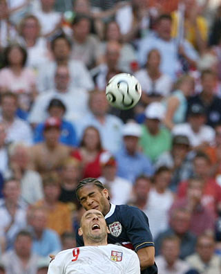 Czech Republic's Jan Koller (bottom) and Oguchi Onyewu of the U.S. fight for the ball during their Group E World Cup 2006 soccer match in Gelsenkirchen June 12, 2006.