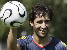 Spain's captain Raul plays with a ball during a soccer training session at Spain's World Cup training base in Kamen June 10, 2006.