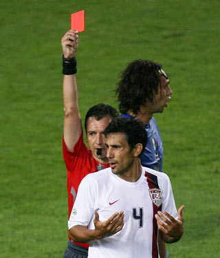 Pablo Mastroeni (4) of the U.S. receives a red card from referee Jorge Larrionda of Uruguay during their Group E World Cup 2006 soccer match against Italy in Kaiserslautern June 17, 2006. [Reuters] 