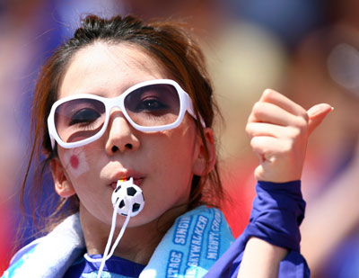 A Japan fan waits in the stands before Japan's Group F World Cup 2006 soccer match against Croatia in Nuremberg June 18, 2006. [Reuters]
