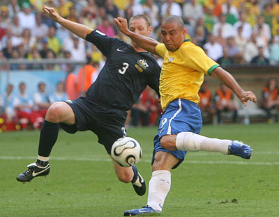 Brazil's Ronaldo (R) battles for the ball with Australia's Craig Moore during their Group F World Cup 2006 soccer match in Munich June 18, 2006. [Reuters]