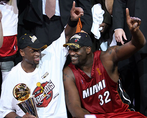 Miami Heat's Dwyane Wade and Shaquille O'Neal (R) celebrate after winning Game 6 of their NBA Finals basketball game against the Dallas Mavericks in Dallas, Texas, June 20, 2006.