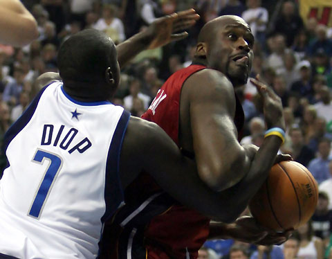 Miami Heat center Shaquille O'Neal (R) tries to put up a shot against Dallas Mavericks center DeSagana Diop during Game 6 of their NBA Finals basketball game in Dallas, Texas, June 20, 2006.