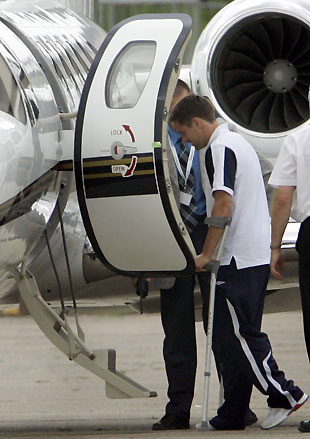 England striker Michael Owen boards a waiting plane at the airfield in Baden-Baden June 21, 2006, after he was injured yesterday during the World Cup match against Sweden. Owen has been ruled out for the rest of the World Cup finals with a knee injury, the Football Association said on Wednesday.